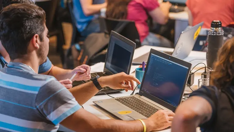 Cuatro capacitaciones gratis de grandes empresas para aprender a programar