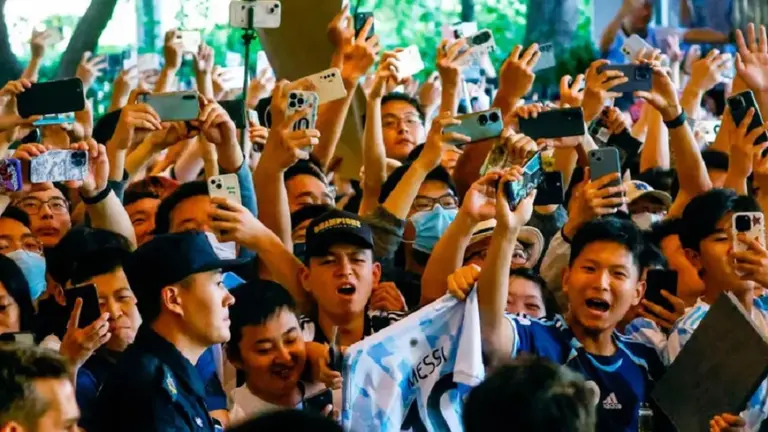 Furor por Messi en China: el gesto del jugador desde el micro frente a la impresionante marea de gente