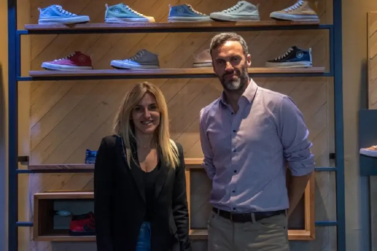 Costo argentino: fabricante nacional de zapatillas John Foos habla de "competencia desigual"