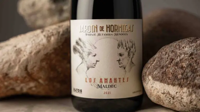 100 puntos para Altos Las Hormigas Jardín de Hormigas Los Amantes Malbec 2021
