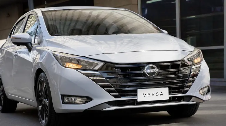 Nissan lanzó el nuevo Versa, el sedán chico que compite con Fiat Cronos