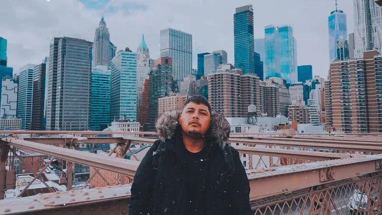 Es argentino y comenzó haciendo música en su cuarto: hoy es el productor preferido de Yatra y Oriana Sabatini