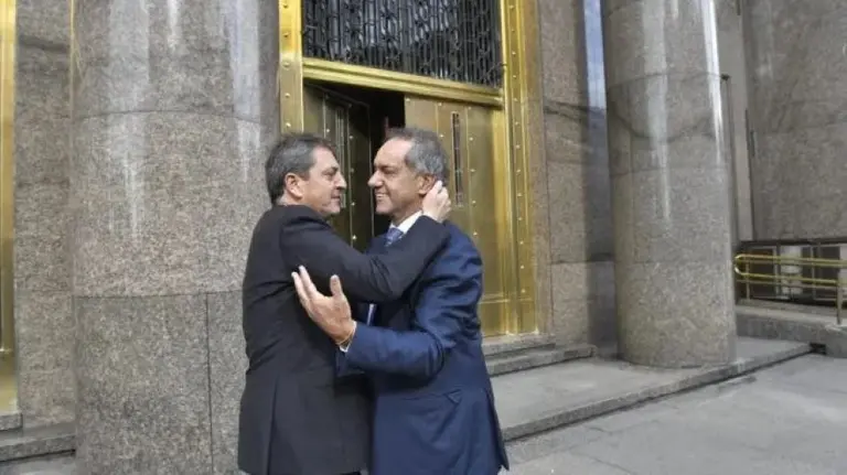 Internas en Unión por la Patria: Massa recibió a Scioli y se fundieron en un abrazo