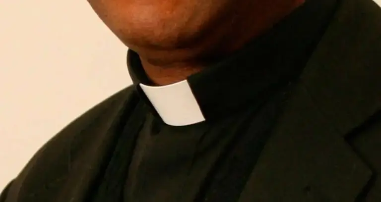 Una empresa usó curas falsos para que empleados confiesen