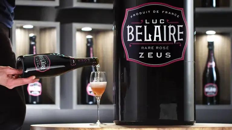 Así es Zeus, la botella de vino más grande de la historia: cuánto pesa y de qué material está hecha