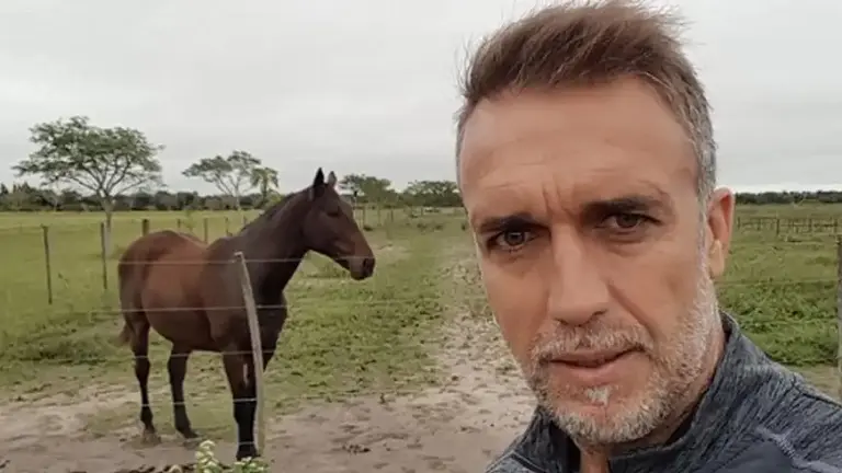 Gabriel Batistuta se defendió ante la denuncia por "explotación laboral" y mostró las casas de sus empleados