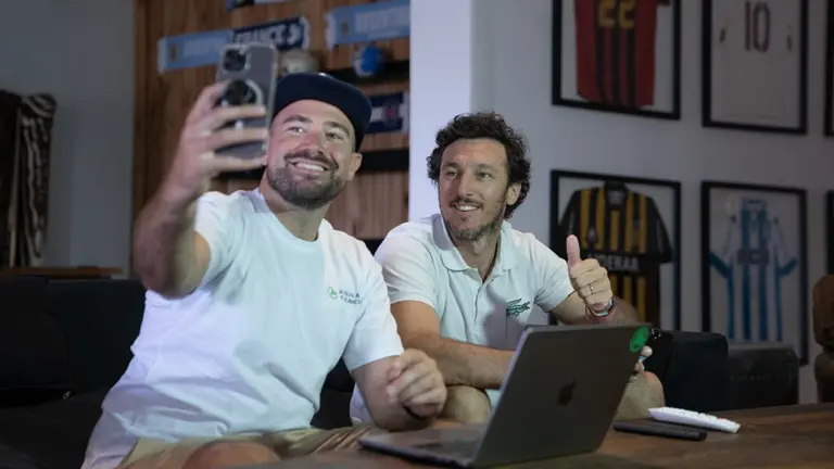 Cómo funciona la app para alquilar canchas de fútbol, tenis y pádel en la que invierte Pico Mónaco