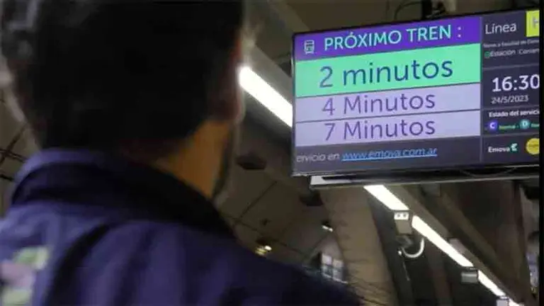 Estas nuevas pantallas digitales mejoran la experiencia de viaje en el subte de Buenos Aires