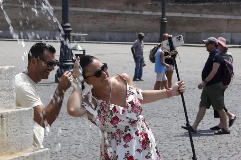 Ola de calor en Europa: alerta roja en Italia y la Acrópolis se encuentra cerrada