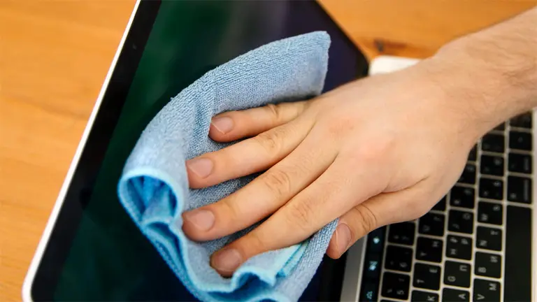 ¿Cómo debés limpiar tu computadora portátil para que se vea lo mejor posible?