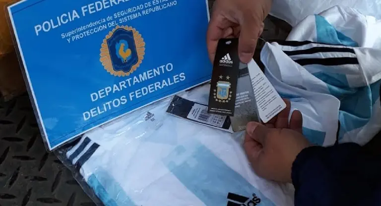 Piratería: alerta en Europa por la "ropa trucha" que importa Argentina desde China