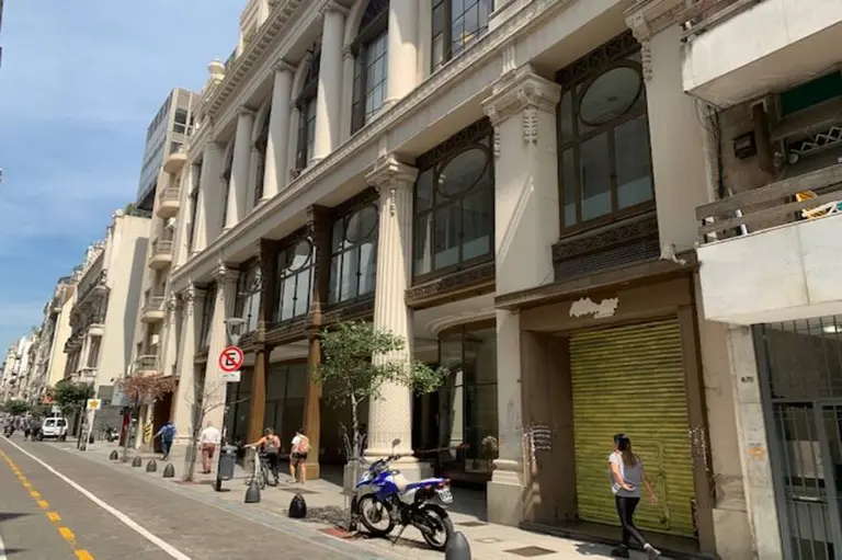 Venden un emblemático edificio de oficinas del microcentro porteño