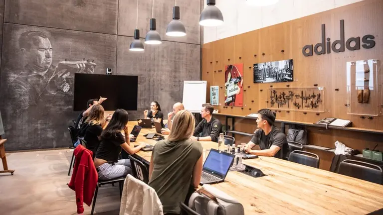 Adidas busca empleados en Argentina: ofrece sueldos de hasta 500.000 pesos