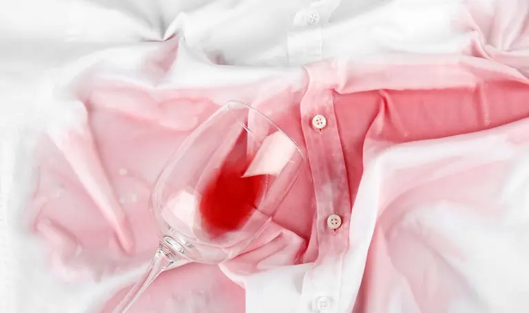 Cómo limpiar las manchas de vino tinto de la ropa con un simple truco