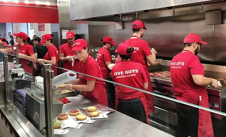 Cómo se preparan las famosas hamburguesas de Five Guys