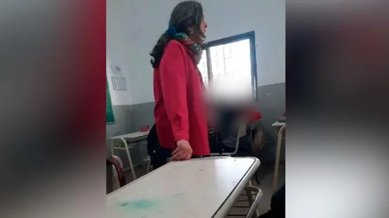 Docente insultó a sus alumnos por haber votado a Milei: "Van a tener que salir a la calle..."