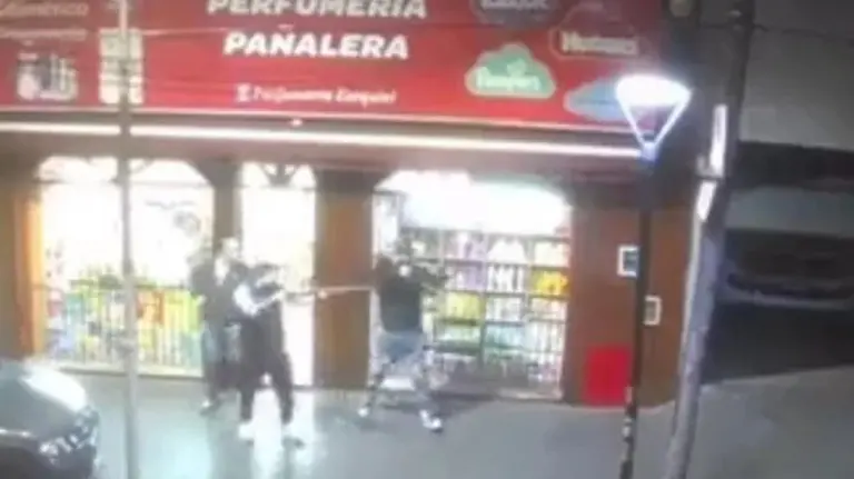 Habló el comerciante que se defendió con una escopeta de los saqueos: "Es muy triste, pero ¿qué otra cosa puedo hacer?"