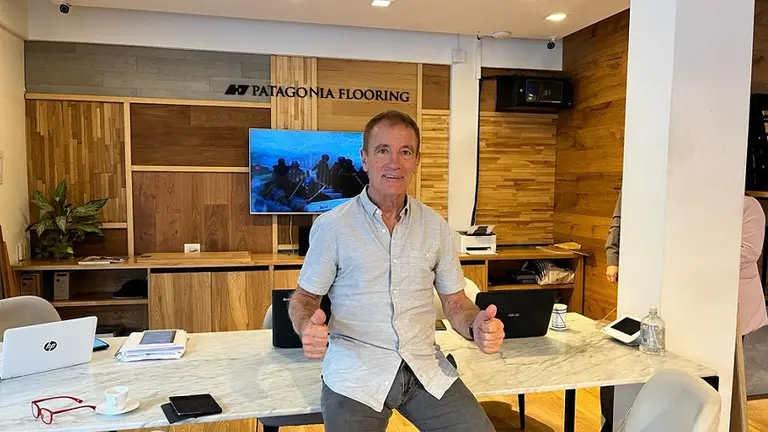 Se fundió en 2001, se reinventó y ahora es dueño de 70 locales y un helipuerto