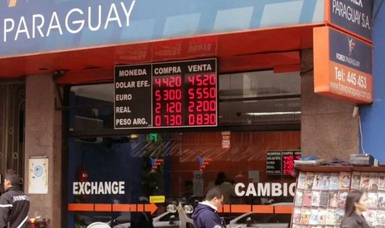 Casas de cambio de Paraguay se niegan a recibir pesos argentinos