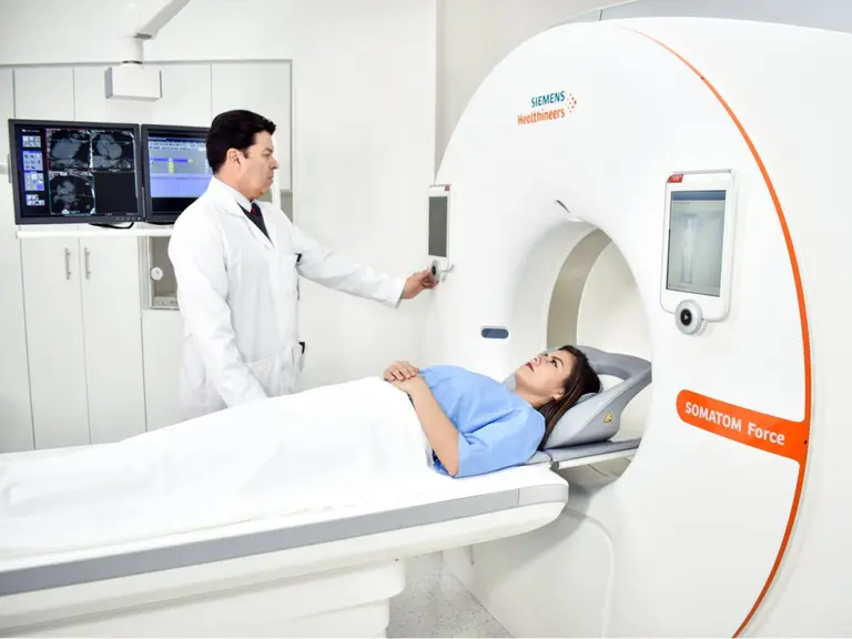 Cepo a las importaciones: suspenden tomografías por falta de insumos y Nissan y Renault debieron parar en Córdoba