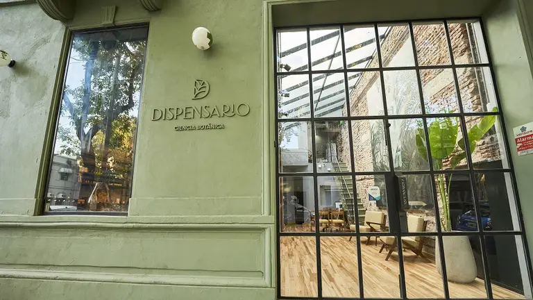 Son emprendedores y abrieron en Palermo la primera farmacia cannábica de Argentina