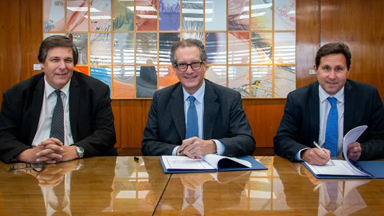 Otra medida del BCRA para ahorrar dólares: se amplían las operaciones en monedas locales con Uruguay