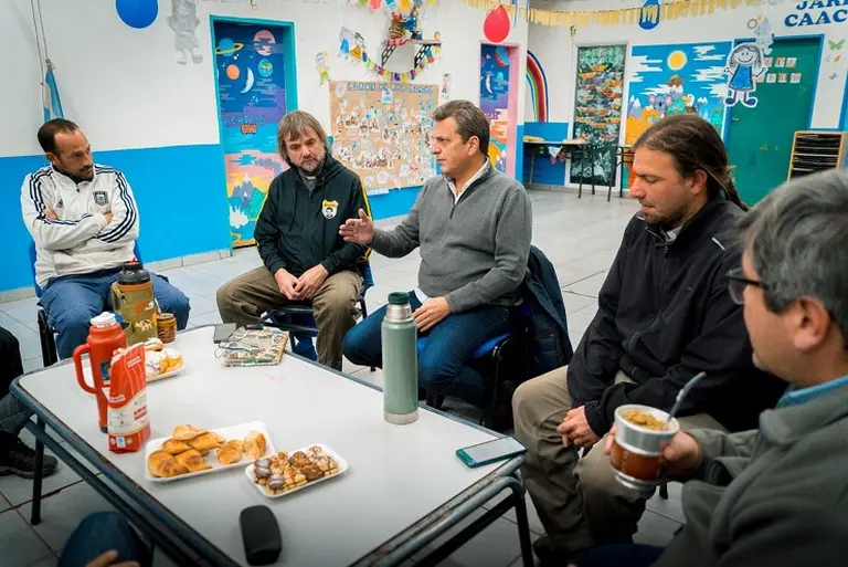 Massa se reunió con curas de barrios populares en la Villa 21-24 Zavaleta