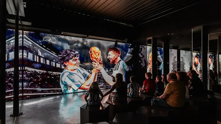 Así es el museo de camisetas de fútbol más grande del mundo, creado por dos argentinos