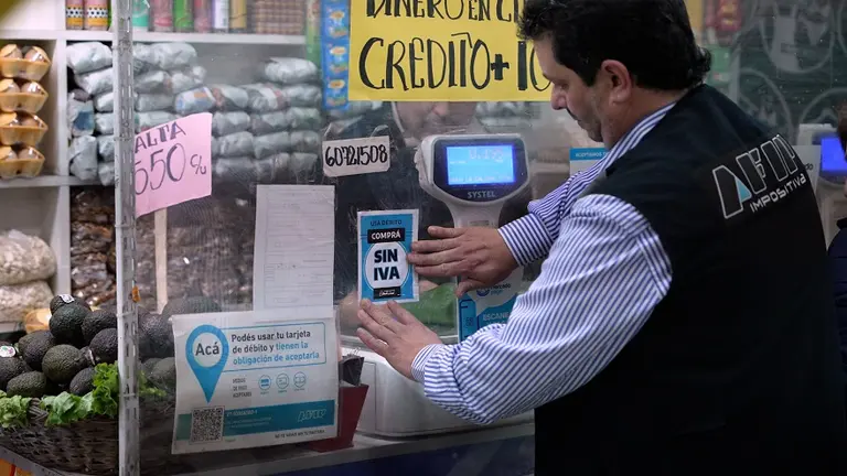 Devolución del IVA: AFIP sale a cazar comercios sin posnet para compras con tarjeta de débito