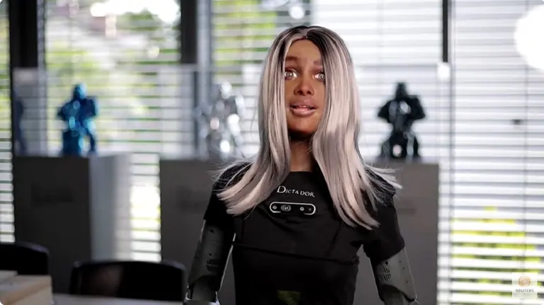 CEO robot de una empresa de bebidas trabaja las 24 horas y no tiene fines de semana