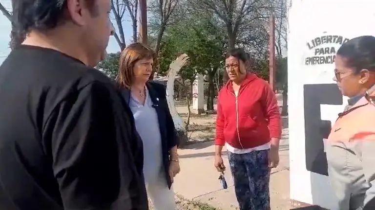 VIDEO| Patricia Bullrich fue al barrio Emerenciano en Chaco y discutió con un grupo de militantes