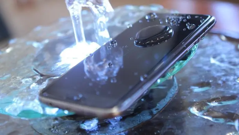 ¿Qué debés hacer si el celular se te cae al agua?: cuidado con las leyendas urbanas