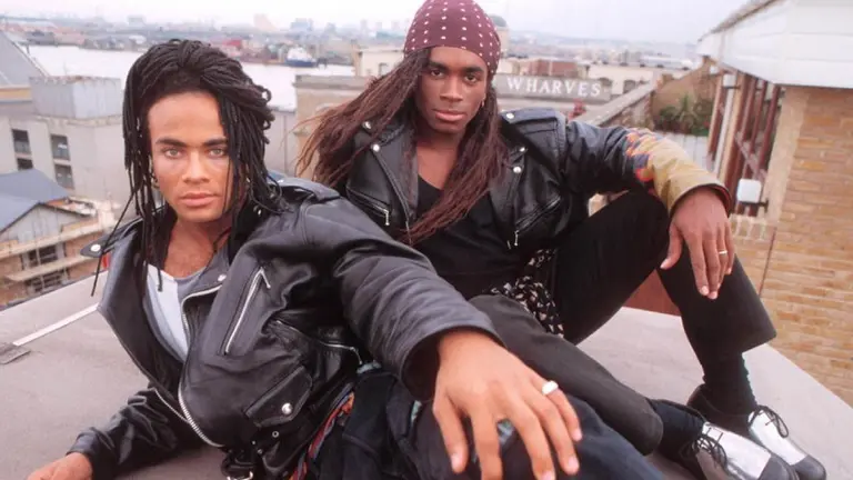 El éxito y la caída de Milli Vanilli: la escandalosa historia del dúo llega a Paramount+