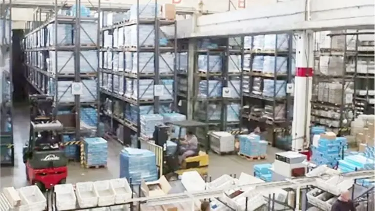 interior de la fábrica de sanitarios Ferrum con productos en estanterías