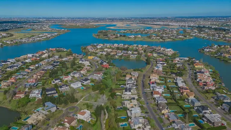 Cómo son y dónde están los countries en los que "todos quieren vivir": precios de terrenos y casas