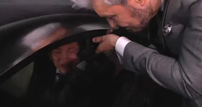 Insólito para un candidato: Milei sólo aceptó hablar con Marcelo Tinelli desde el auto y con el vidrio alto