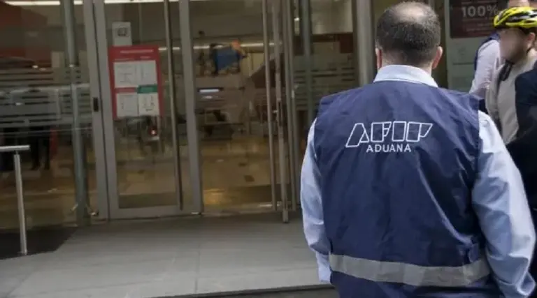 Dólar: la Aduana allana 18 bancos por la presunta fuga de u$s400 millones