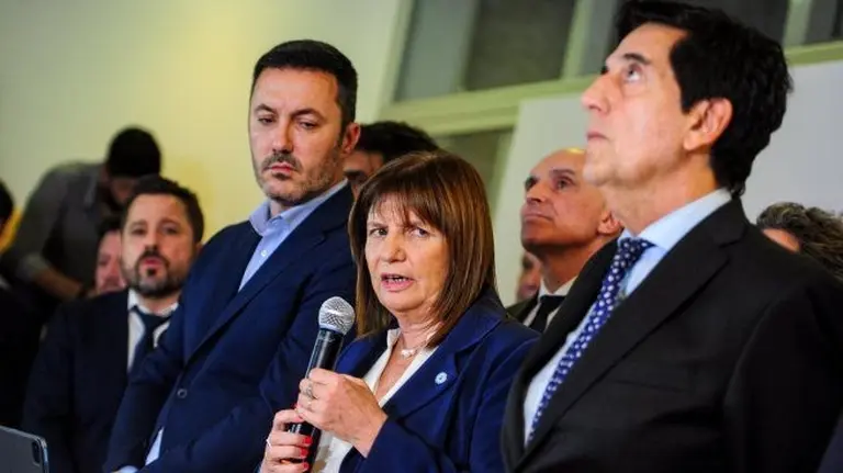 En plena corrida del dólar, Bullrich cuestionó a Milei por "asustar a los argentinos" y a Massa por "profundizar la crisis"