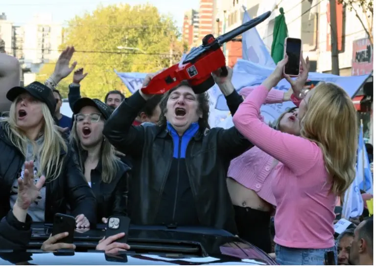 Milei, de caravana por Lomas de Zamora y Moreno: "Estamos cerca de ganar en primera vuelta"