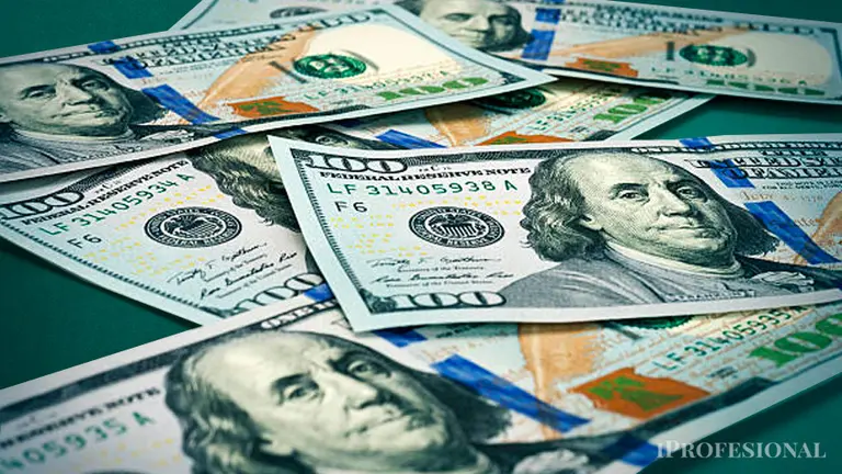 El dólar blue se desinfló y cayó a $920, pero el mercado advierte sobre un doble problema que Massa enfrenta de cara al balotaje