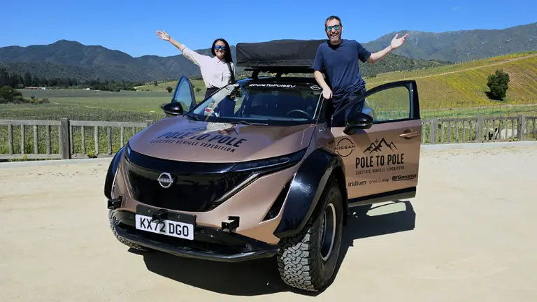 Conocé a la pareja que viaja en un auto eléctrico desde el Ártico a la Antártida