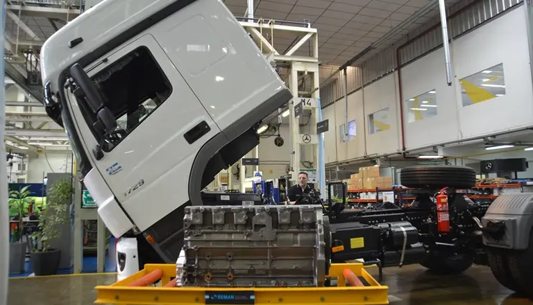 Mercedes Benz Camiones ya fabricó más de 4000 piezas Reman