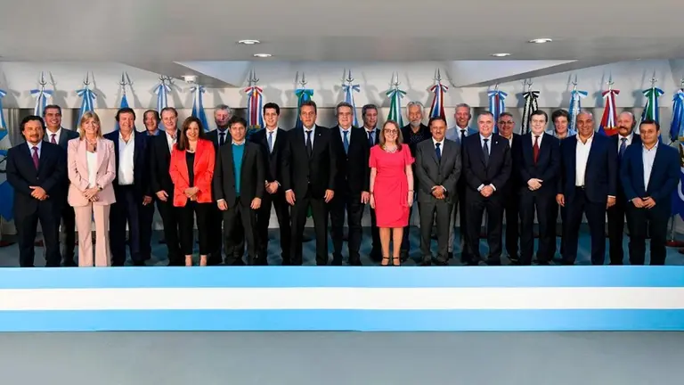 Los gobernadores mostraron su apoyo a Massa y advirtieron: "El país como lo conocemos está en riesgo con Milei"