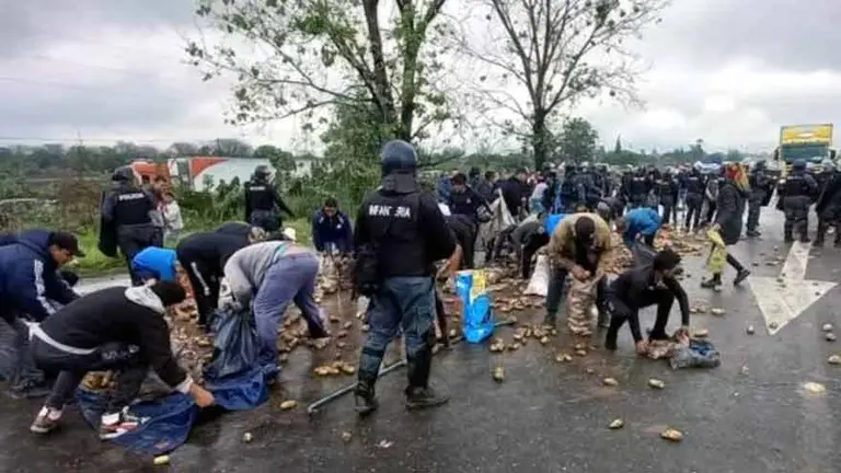 Video: un camión que transportaba papas volcó y los vecinos saquearon la mercadería
