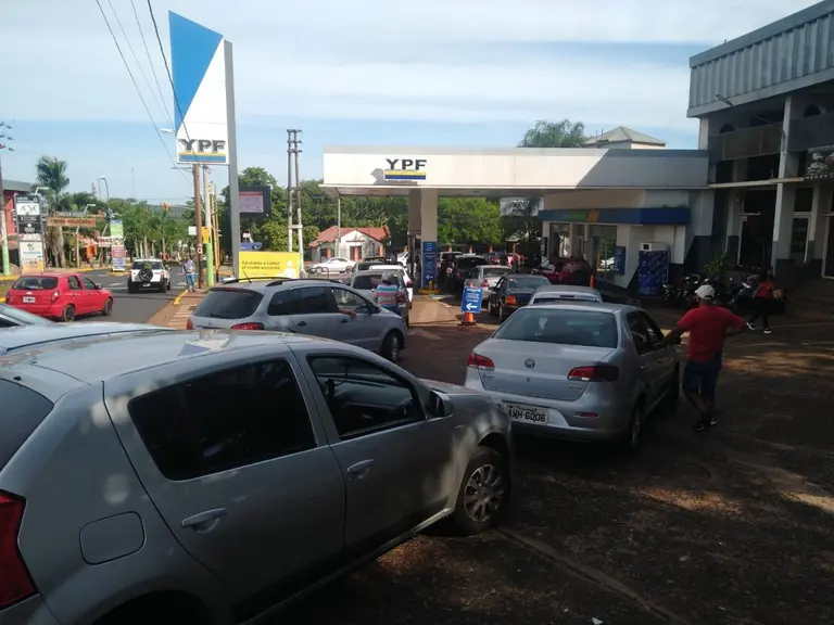 Ante la falta de combustible, los 10 consejos para reducir el consumo con el auto