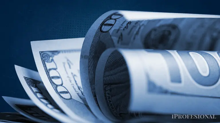 Las razones detrás de la fuerte caída del dólar blue: por qué se aleja cada vez más de los $1.000