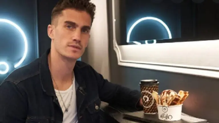 El nieto del fundador de Freddo triunfó como modelo y ahora la está pegando con este negocio