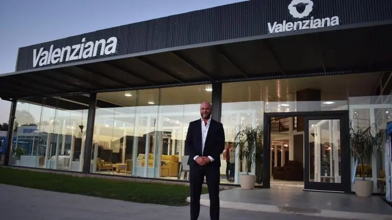 Fabrica muebles en un pequeño pueblo y ahora planea tener 55 franquicias en Argentina y la región