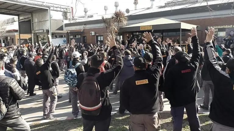 Conflicto en Pirelli: el gremio de neumáticos, con paro y movilización por reclamo salarial