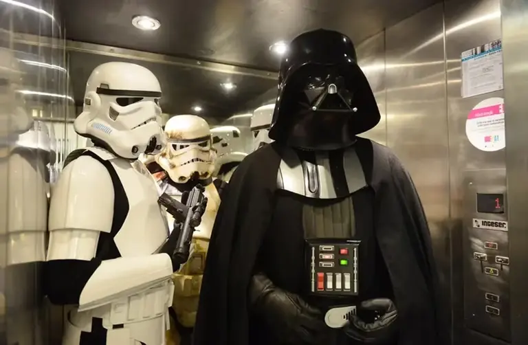 VIDEO | Nadie quiere perderse el balotaje: en Córdoba votó Darth Vader